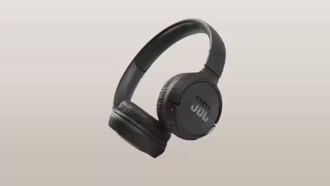 JBL Tune 510BT, On Ear Wireless Headphones with Mic: આ વાયરલેસ કનેક્ટિવિટી સાથેનો હેડફોન છે, જેમાં બ્લૂટૂથ 5.0 કનેક્ટિવિટી હશે. આ હેડફોન ઝડપી ચાર્જિંગ સપોર્ટ સાથે આવે છે અને તેમાં 40 કલાક સુધીનો પ્લેટાઇમ છે. આ બ્લેક કલરના હેડફોનમાં બ્લૂ, રૉઝ પિંક અને વ્હાઇટ જેવા કલર ઓપ્શન આપવામાં આવ્યા છે. આ હેડફોન તમે Amazon પરથી 2,499 રૂપિયામાં ખરીદી શકો છો.