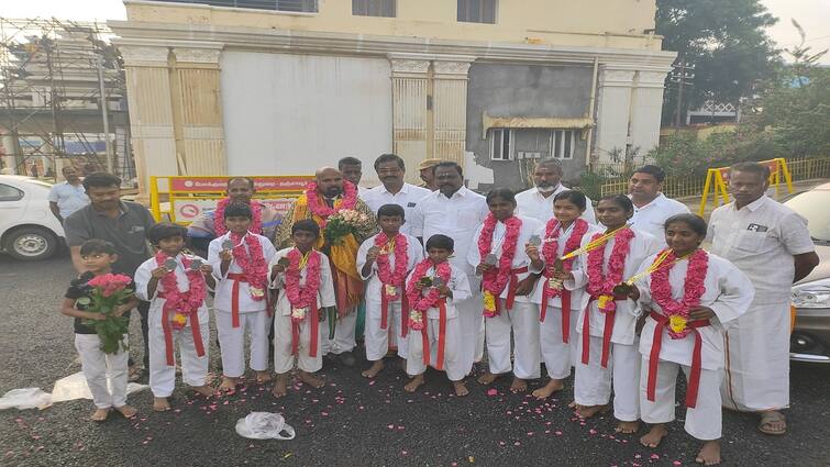 National Championship Tanjore students Enthusiastic welcome in Thanjavur - tnn தேசிய அளவிலான சாம்பியன் ஷிப் போட்டியில் வெற்றி பெற்ற தஞ்சை மாணவர்களுக்கு உற்சாக வரவேற்பு