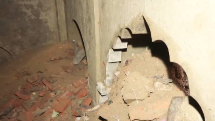 संभल के लक्ष्मणगंज में स्थित प्राचीन बांके बिहारी मंदिर में साल 2010 में विशेष धर्म के लोगों द्वारा तोड़फोड़ की गई थी. तोड़फोड़ के निशान 14 साल बाद भी साफ-साफ देखे जा सकते हैं. हिंदू संगठन ने बताया की मंदिर में गौरी पट्टा है, लेकिन उस पर स्थापित शिवलिंग गायब है.