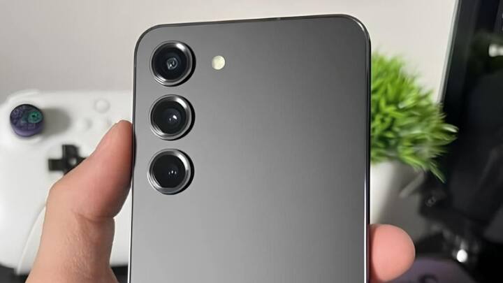 2024 खत्म होने से पहले कंपनी ने इसकी कीमत में 54% की कटौती कर दी है. इस 256GB स्टोरेज वाले स्मार्टफोन को सिर्फ 43,999 रुपये की कीमत पर खरीद सकते हैं.