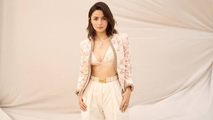Alia was inspired by floral patterns with the beige bikini top decorated with pink flowers paired with the decorated jacket in the same beige and trousers. The straight gold accessories and natural open hair brought in touch class into this easily careless feminine wardrobe. (Image source: Instagram/ aliaabhatt)