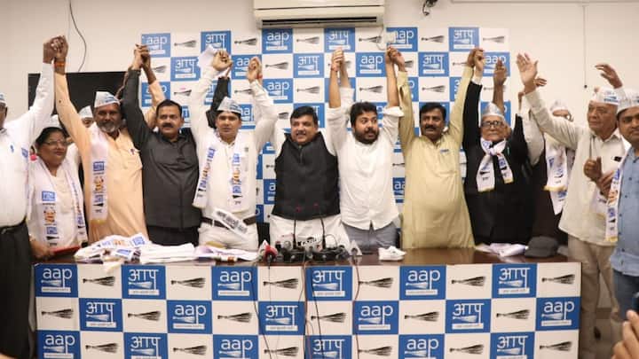 आम आदमी पार्टी के कार्यकर्ता और टीम दिल्ली में घर-घर जाकर लोगों के रजिस्ट्रेशन कर रही है. और उन्हें रजिस्ट्रेशन की प्रक्रिया के बाद कार्ड दे रही है. जिसका इस्तेमाल लाभ उठाने के लिए किया जा सकता है.