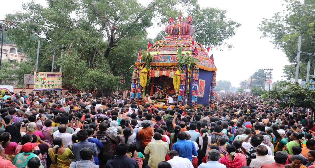 மதுரை மீனாட்சியம்மன் எழுந்தருளிய தேரை வடம் பிடித்து இழுத்த பெண் பக்தர்கள்