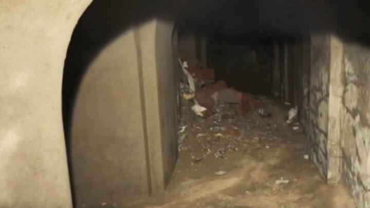 इस खुदाई में प्राचीन इमारत के कमरे का ढांचे के साथ तहखाना भी मिला है. इसके साथ ही मंदिर के आसपास का अतिक्रमण भी हटाया जा रहा है.