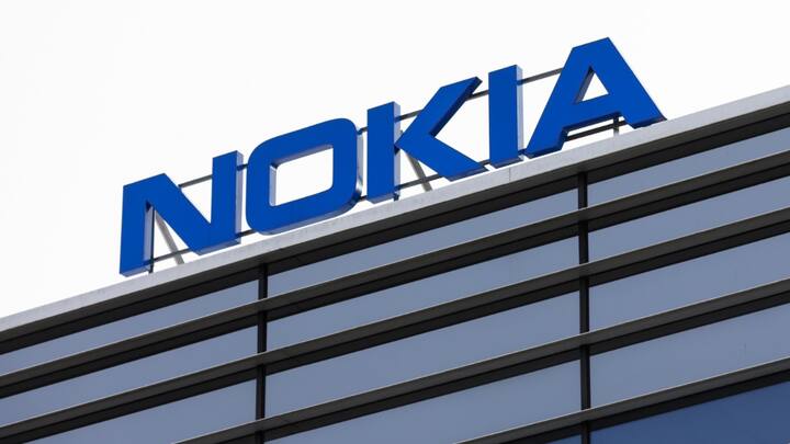 धीरे धीरे Nokia ने लोगों का भरोसा भी खो दिया और लोग Apple और Samsung के फोन खरीदने लगे.