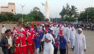 Santa Claus rally in Velankanni ahead of Christmas celebrations tnn வேளாங்கண்ணியில் பொதுமக்களை கவர்ந்த கிறிஸ்துமஸ் தாத்தாக்களின் பேரணி