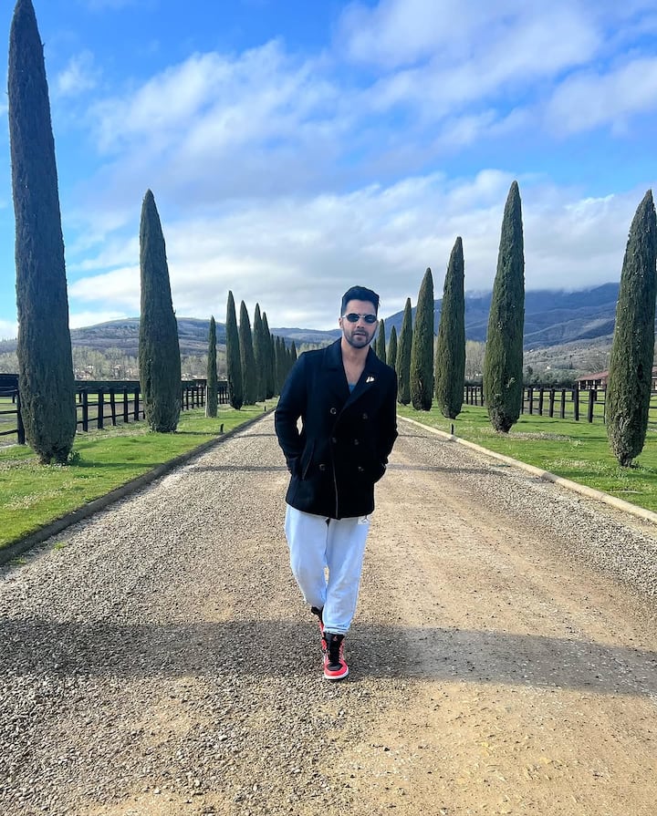 एक्टर कई सालों से बॉलीवुड में एक्टिव हैं. यही वजह है कि आज वो एक लैविश लाइफ जीते हैं. एक्टर का मुंबई के जुहू में खुद का एक शानदार घर है.