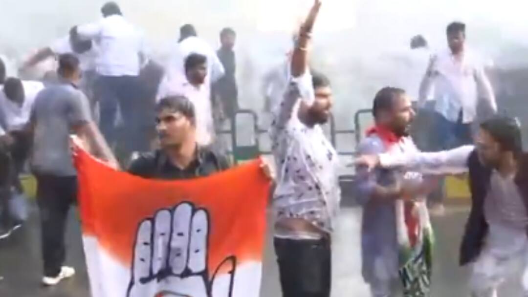 WATCH: रायपुर में अमित शाह के खिलाफ कांग्रेस ने जमकर किया प्रदर्शन, पुलिस ने की पानी की बौछार Raipur Youth Congress workers protest against Amit Shah remarks on BR Ambedkar WATCH: रायपुर में अमित शाह के खिलाफ कांग्रेस ने जमकर किया प्रदर्शन, पुलिस ने की पानी की बौछार