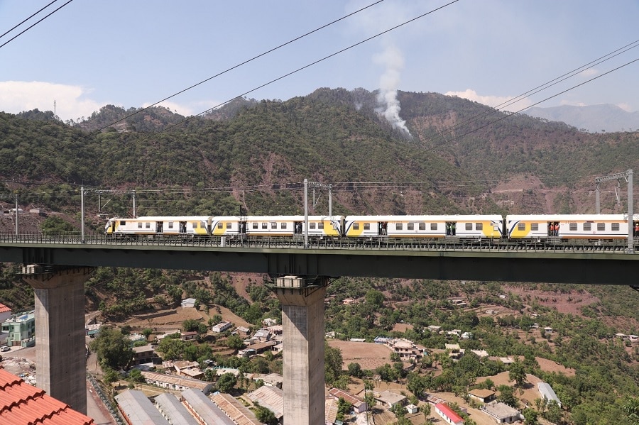 Chenab Rail Bridge: కాశ్మీర్ లోయలో రైల్వే ఇంజనీరింగ్ అద్భుతం, ప్రపంచంలోనే ఎత్తైన 