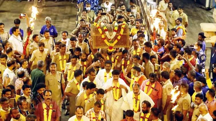 Sabarimala Mandala Puja, Ayyappa's golden robe procession set off from Aranmula. சபரிமலை மண்டல பூஜை, ஆரண்முளாவிலிருந்து புறப்பட்டது ஐயப்பனின் தங்க அங்கி ஊர்வலம்..!