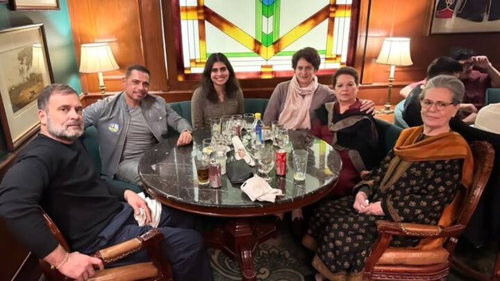 लोकसभा में नेता प्रतिपक्ष राहुल गांधी, कांग्रेस संसदीय दल की अध्यक्ष सोनिया गांधी, कांग्रेस महासचिव प्रियंका गांधी वाद्रा, उनके पति रॉबर्ट वाद्रा, बेटी मिराया और सास मौरीन वाद्रा ने रेस्तरां में दोपहर के भोजन का आनंद लिया.