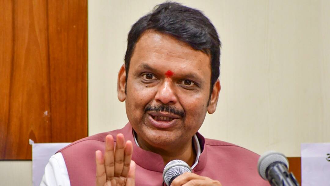 Devendra Fadnavis announces Class 2 category lands return them to farmers नए साल पर किसानों को CM देवेंद्र फडणवीस का तोहफा, वापस होंगी 30-40 साल पुरानी जमीनें