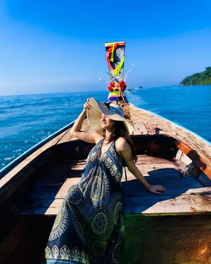 रेवती ही तिच्या सोशल मीडियावरुन तिचे अनेक फोटो शेअर करत असते.