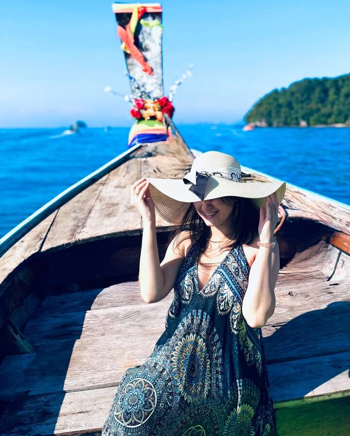 अभिनेत्री रेवती लेले हिने नुकतेच तिच्या थायलंड ट्रीपचे फोटो सोशल मीडियावर शेअर केले आहेत.