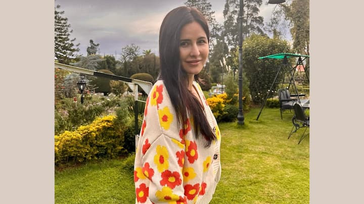 Katrina was looking winter perfect in a full-sleeved white sweater with a colorful floral pattern on it. Backed with plain denim, her outfit was much more cozy but chic to be perfectly balanced in winter with a festive yet stylish look. (Image source: Instagram/ Katrinakaif)