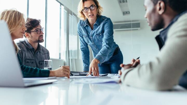 हे लोक त्यांच्या मार्गात येणाऱ्या आव्हानांना घाबरत नाहीत आणि त्यांचा धैर्याने सामना करतात. कोणतंही काम करताना स्वत:ला त्यात पूर्णपणे झोकून देतात. आपल्या वेळेचा पूरेपूर वापर करतात. तसेच, पैशांची गुंतवणूकही फार सांभाळून करतात.