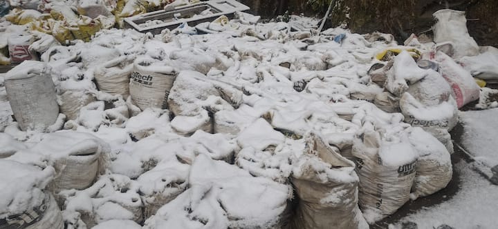 शिमला के में सुरेंद्र चौहान ने कहा कि यह बर्फबारी शहर के लोगों के लिए सुखद संकेत है. इस बर्फबारी से स्थानीय लोगों के साथ सैलानियों के भी चेहरे खिले हैं. बागवानों के लिए भी यह बर्फबारी फायदेमंद है. उन्होंने कहा कि नगर निगम शिमला की टीमें ग्राउंड जीरो पर काम कर रही हैं, ताकि लोगों को परेशानी का सामना न करना पड़े.