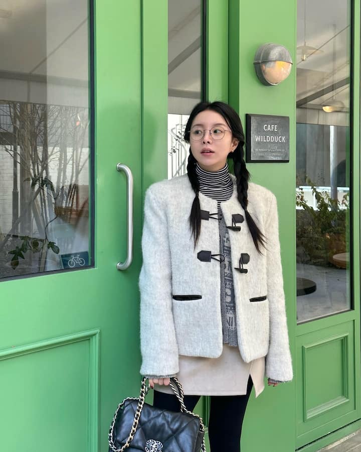 In March 2024, Ji-woo signed an exclusive contract with Cube Entertainment, home to groups like (G)I-dle and Pentagon. She is listed as a YouTuber and influencer under the agency.