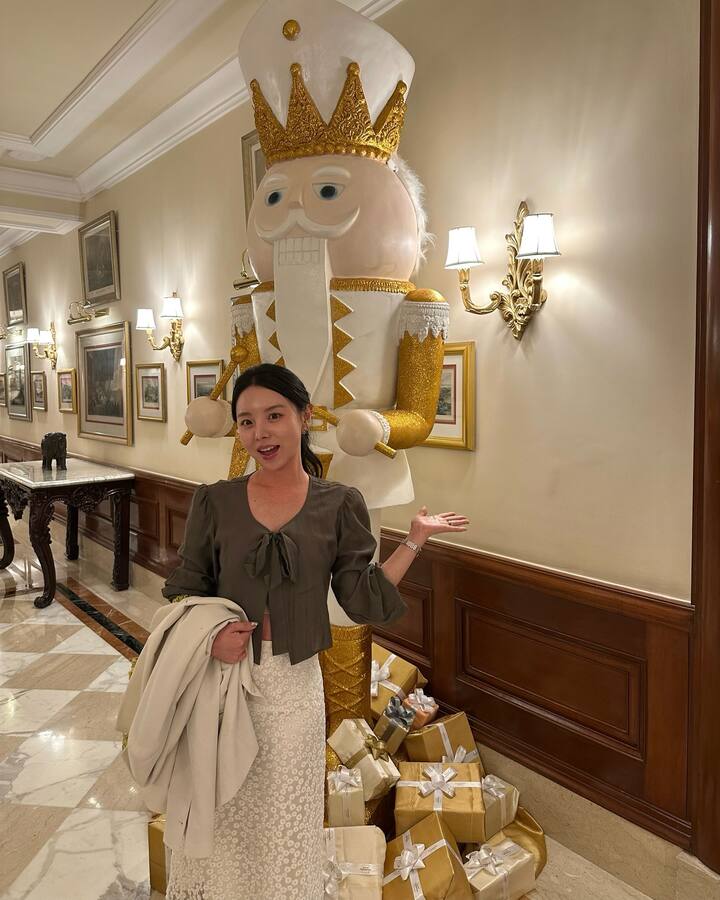 Ji-woo owns multiple businesses, including fashion company AJ Look, e-commerce platform Mejiwoo, and eyewear brand Fun the Mental.