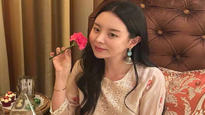 Jung Ji-woo recently visited India to promote her beauty brand, captivating fans with her stunning traditional attire.