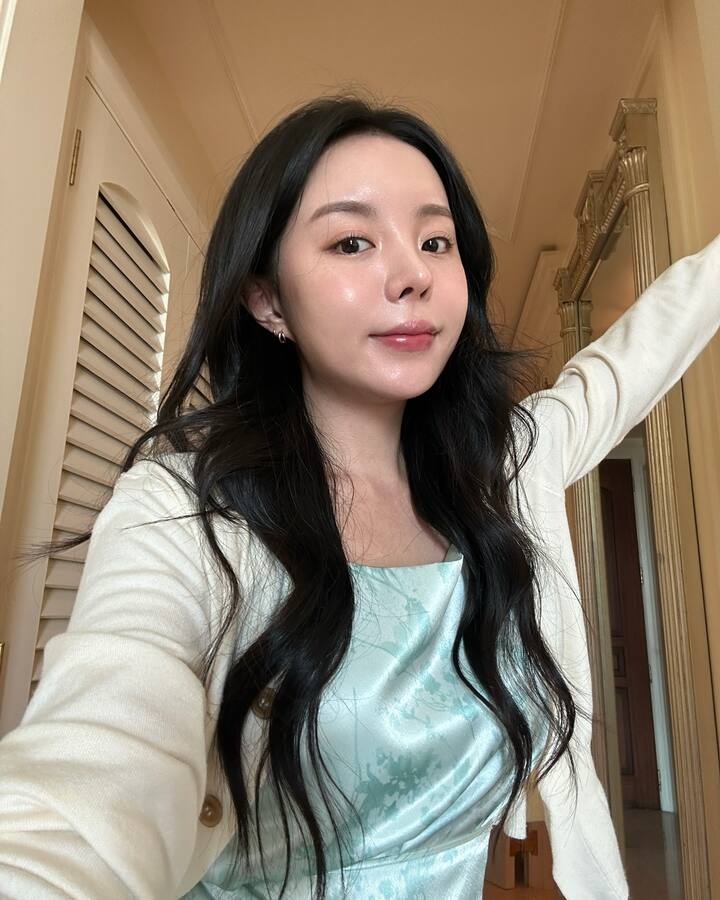 Ji-woo announced her engagement in 2021 and planned to marry her fiancé in May. She has shared glimpses of her wedding dress fittings but kept her fiancé’s identity private.
