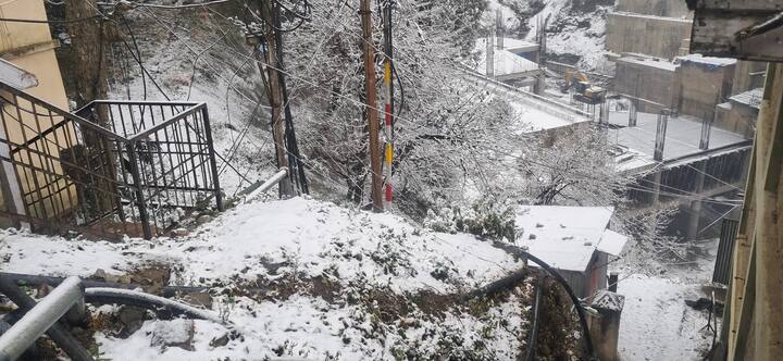लंबे वक्त बाद दिसंबर महीने के अंत में इस तरह के बर्फबारी हो रही है. ऐसे में यह बागवानों के लिए भी बेहद फायदेमंद है. साथ ही इस बर्फबारी से पर्यटन कारोबार को भी गति मिलेगी.