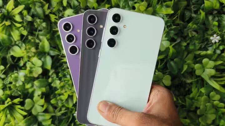 Samsung Galaxy S23 5G માં ઘણી પ્રીમિયમ સુવિધાઓ ઉપલબ્ધ છે. આ સાથે લોકોને કોમ્પેક્ટ ડિઝાઇન પણ પસંદ છે. આ ફોન પર ઈ-કોમર્સ સાઈટ ફ્લિપકાર્ટ અને એમેઝોન બંને પર મોટું ડિસ્કાઉન્ટ મળી રહ્યું છે.