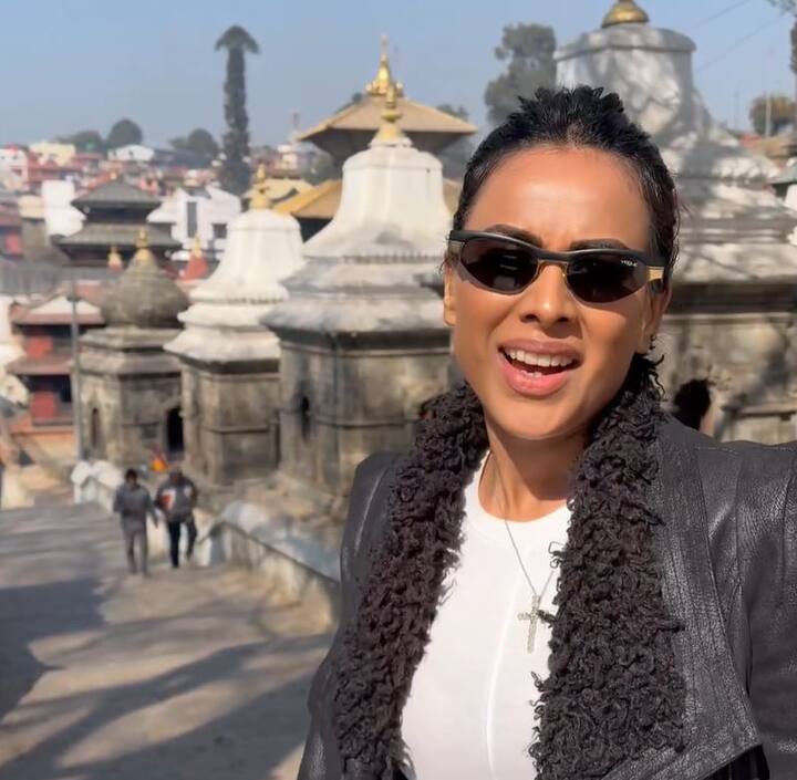 In the photos, the ‘Naagin’ actress can be seen striking poses with pandits and chanting 