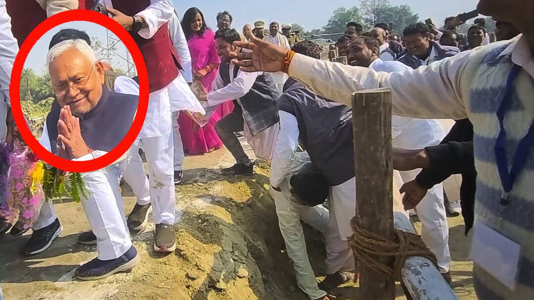 ले लीजिए न सर! CM नीतीश को गुलदस्ता देना चाहते थे नेता… मिट्टी धंसी और हो गए धड़ाम Bihar News Bettiah Leaders Fell on Ground While Giving Bouquet to CM Nitish Kumar in Pragati Yatra ANN ले लीजिए न सर! CM नीतीश को गुलदस्ता देना चाहते थे नेता… मिट्टी धंसी और हो गए धड़ाम