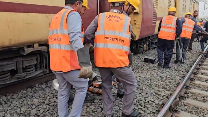 आम्ही ट्रेनमध्ये बसलो असता अचानक आवाज आला अन् रेल्वेच जागेवरच थांबली. त्यानंतर, आम्ही खाली उतरुन पाहिले असता कोच पटरीवरुन खाली आल्याचे एका प्रवाशाने सांगितलं.