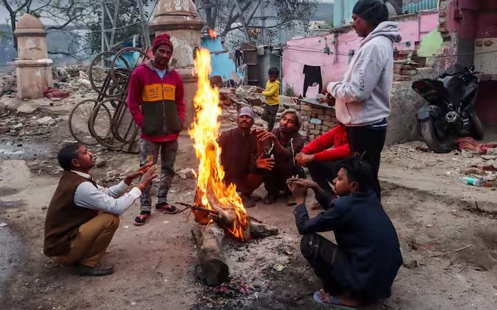 उत्तराखंड में भी बर्फबारी के कारण कई जगहों पर तापमान माइनस में पहुंच गया है. बर्फबारी के कारण बद्रीनाथ में न्यूनतम तापमान शून्य से 8 डिग्री सेल्सियस नीचे और अधिकतम तापमान शून्य से 3 डिग्री सेल्सियस नीचे दर्ज किया गया। केदारनाथ में तापमान शून्य से 11 डिग्री सेल्सियस नीचे दर्ज किया गया। उत्तराखंड के तिहरी जिले में न्यूनतम तापमान शून्य से 8 डिग्री सेल्सियस नीचे दर्ज किया गया।