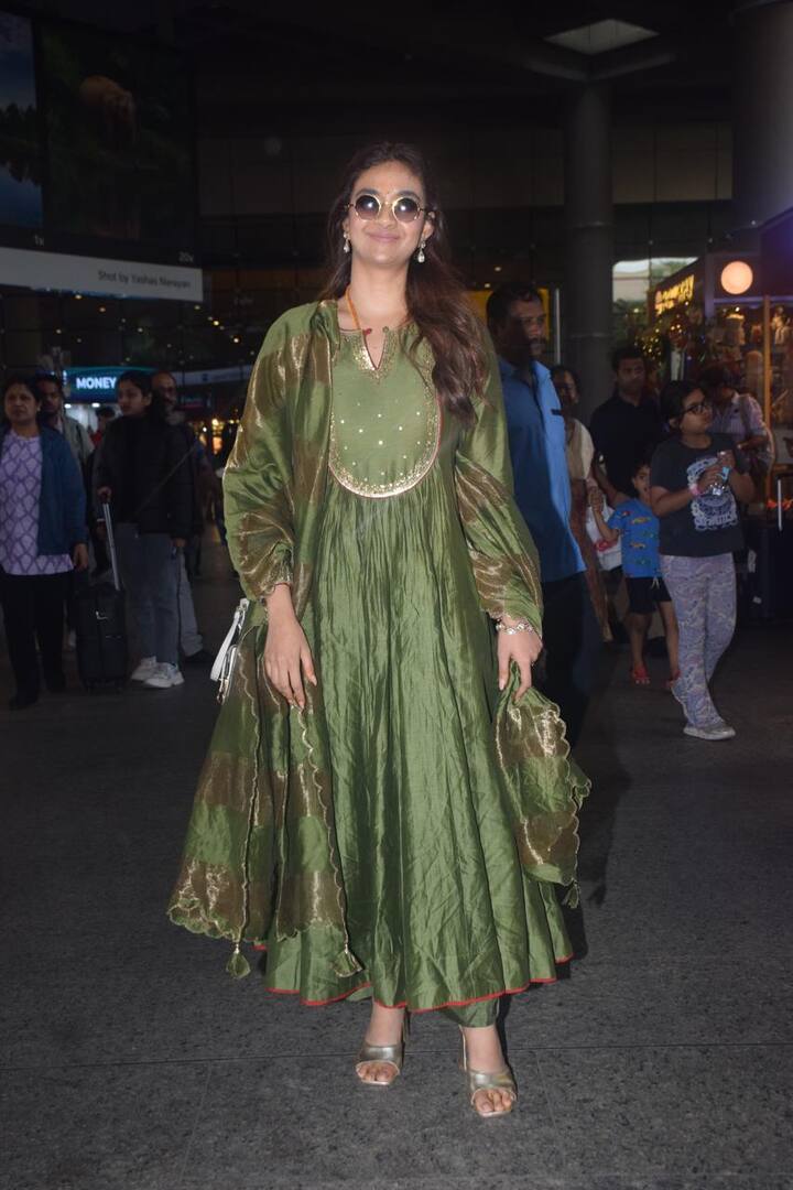 काले चश्मे के साथ वे अपने ट्रेडिशनल लुक को स्टाइलिश टच देती दिखीं. इस दौरान उन्हें व्हाइट बैग भी कैरी करते देखा गया.