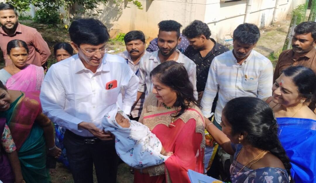 குழந்தைகளை வாஞ்சையுடன் தூக்கி கொஞ்சி குலாவிய  ராதாகிருஷ்ணன்