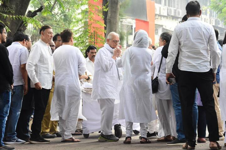 श्याम बेनेगल को अंतिम विदाई देने के लिए बी-टाउन के कई बड़े सितारे पहुंचे. जो मायूस चेहरे के साथ नजर आए.