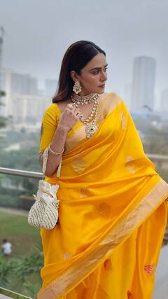 Amruta Khanvilkar : चंद्रमुखीच्या सोनेरी अदा, अमृताच्या फोटोंवर खिळल्या नजरा!