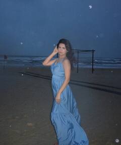 निळ्याशार समुद्रात अवतरली सुंदरी, 23 वर्षांच्या अवनीतच्या ब्लू ड्रेसमधील फोटोंची चर्चा!