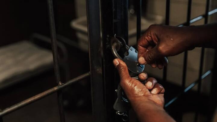 भारत सरकार ने भी बताया है कि नेपाल में सबसे ज्यादा भारतीय जेलों में हैं. पिछले साल नेपाल जेल में 1,222 कैदी बंद थे, इसमें करीब 300 महिलाएं भी थी. बता दें कि इतने भारतीय कैदी दूसरे किसी देश में नहीं बंद हैं.