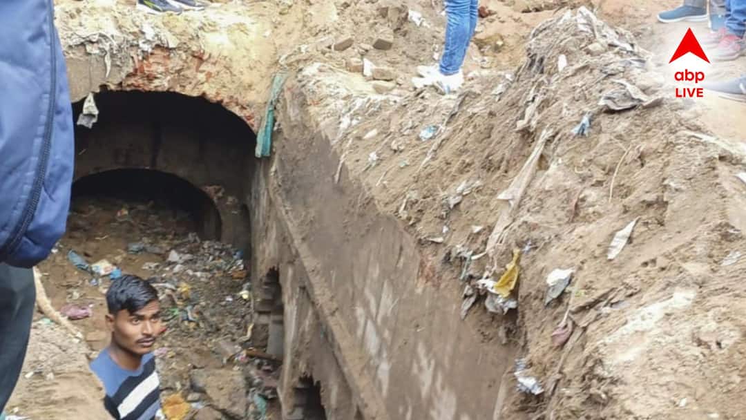 Sambhal News: সম্ভলে খোঁড়াখুড়ি করতেই চক্ষুচড়কগাছ! মাটি কোপাতেই বেরিয়ে এল.... Uttar Pradesh Sambhal stepwell found after dig historical values Sambhal News: সম্ভলে খোঁড়াখুড়ি করতেই চক্ষুচড়কগাছ! মাটি কোপাতেই বেরিয়ে এল....