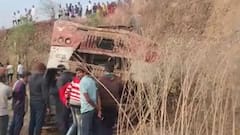 Accident News : जालन्यात भीषण अपघात, स्टेअरिंग रॉड तुटला अन् बस 20 फूट खोल खड्ड्यात कोसळली, 16 प्रवासी जखमी