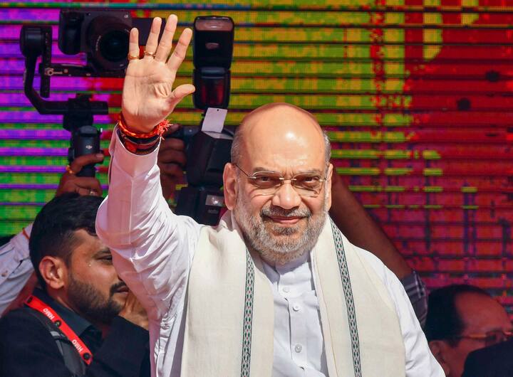 महाराष्ट्र में इस बार महायुति ने ज्यादा सीट लाने पर सीएम बनने वाला फॉर्मूल अपनाया था. अगले साल यानी 2025 में बिहार में विधानसभा के चुनाव होने हैं. गृह मंत्री अमित शाह ने बिहार में सीएम फेस को लेकर सीधा नीतीश कुमार का नाम नहीं बोला, हालांकि उन्होंने ये जरूर कहा कि एनडीए में दरार नहीं आएगी.