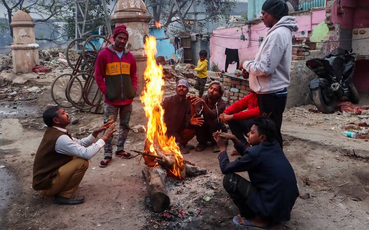 उत्तराखंड में भी बर्फबारी के कारण कई जगहों पर पारा माइनस में पहुंच गया है. बर्फबारी के कारण बद्रीनाथ में न्यूनतम तापमान माइनस 8 और अधिकतम तापमान माइनस 3 डिग्री सेल्सियस हो गया. केदारनाथ में माइनस 11 डिग्री सेल्सियस तापमान दर्ज किया गया. उत्तराखंड के टिहरी जिले का न्यूनतम तापमान माइनस 8 डिग्री सेल्सियस दर्ज किया गया.