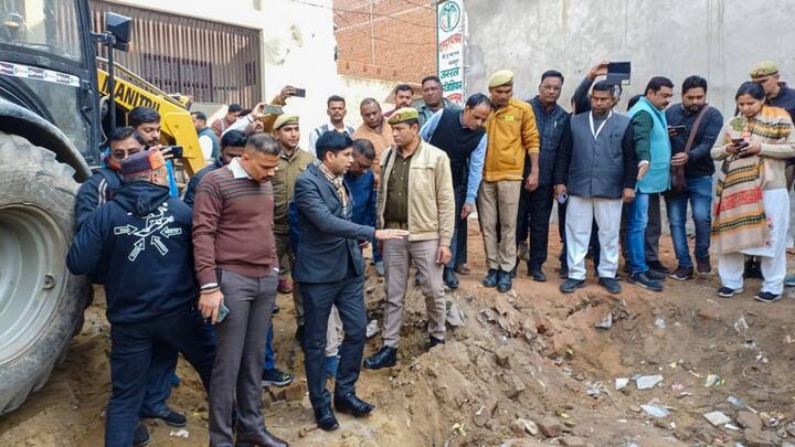 एक बुजुर्ग महिला ने बेला के थान के बारे में जानकारी देते हुए कहा कि आल्हा-ऊदल की लड़ाई में बेला यही मारी गई थी. पहले यहां पर हिंदू जाया करते थे, मगर अब मस्जिद बना ली गई है और यहां पर हिंदुओं को जाने से मना किया जाता है.