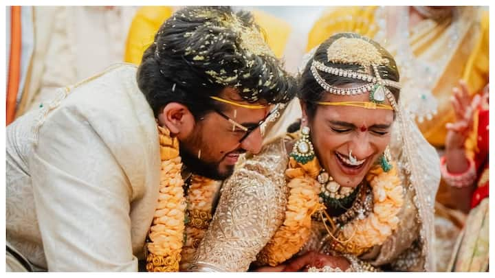 PV Sindhu Marriage Latest Photos: రాజస్థాన్‌లోని ఉదయ్‌ సాగర్‌ సరస్సులో ఆదివారం పెళ్లి చేసుకున్నా బ్యాడ్మింటన్‌ స్టార్ సింధు తన పెళ్లి ఫొటోలాను సోషల్ మీడియాలో పోస్టు చేశారు.