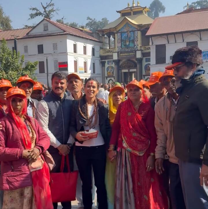 मंदिर में दर्शन के दौरान निया को उनके फैंस भी मिल गए. एक्ट्रेस ने फैंस के साथ तस्वीरें भी क्लिक कराईं.