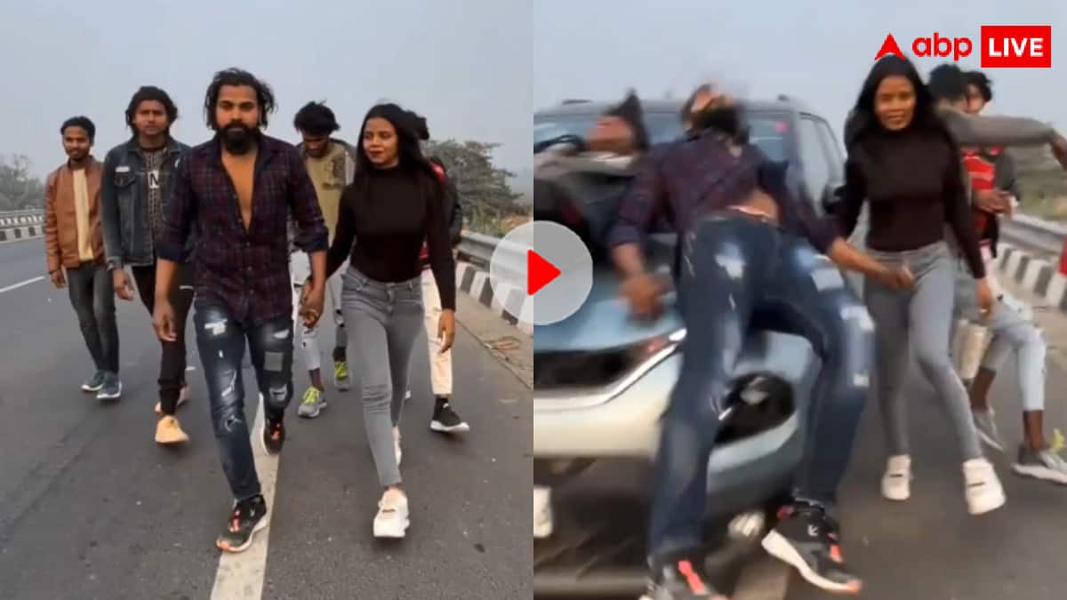 बीच सड़क रील बनाने वालों का उतर गया भूत, पीछे से आ रही कार ने मारी टक्कर- वीडियो वायरल