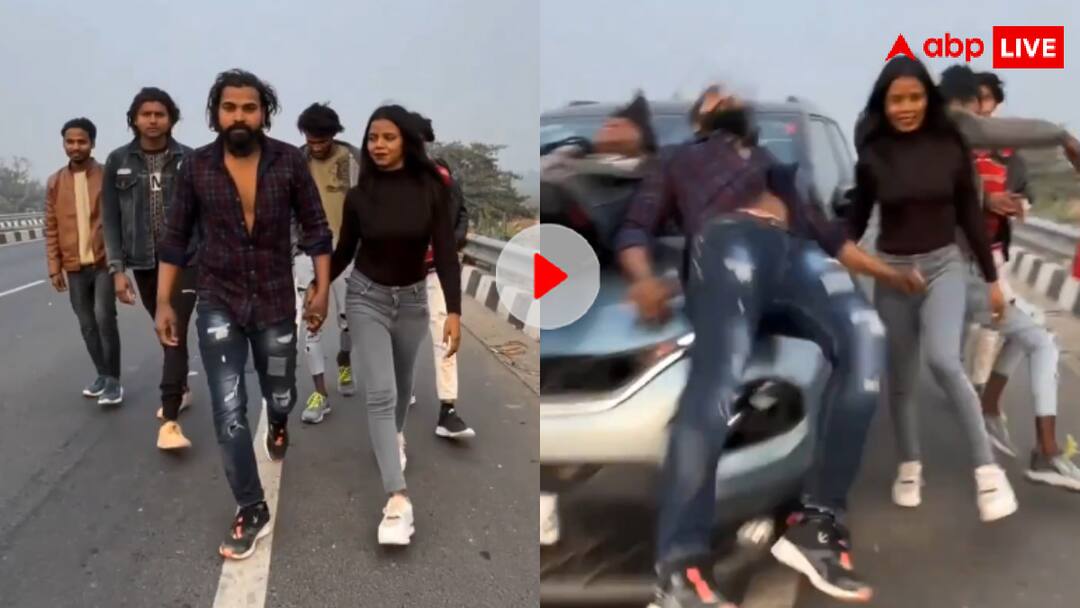 बीच सड़क रील बनाने वालों का उतर गया भूत, पीछे से आ रही कार ने मारी टक्कर- वीडियो वायरल High speed car ran over people making reels on the highway video goes viral बीच सड़क रील बनाने वालों का उतर गया भूत, पीछे से आ रही कार ने मारी टक्कर- वीडियो वायरल