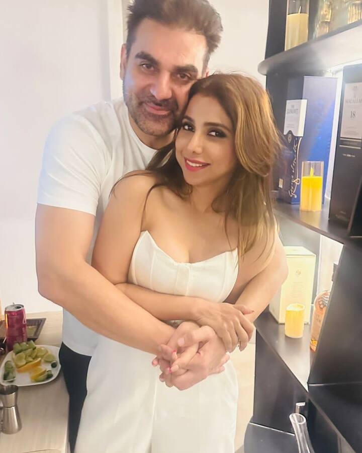 अरबाज खान और शूरा की शादी बहुत ही सिंपल तरीके से हुई थी. इनकी शादी में कुछ खास दोस्त और फैमिली मेबर्स ही थे.