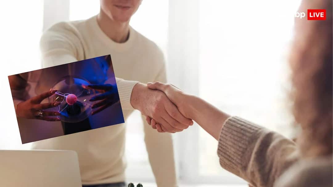 सर्दियों में हाथ मिलाने से क्यों लगता है बिजली जैसा करंट? जान लीजिए इसकी वजह Why does shaking hands in winter produce an electric current Know the reason for this सर्दियों में हाथ मिलाने से क्यों लगता है बिजली जैसा करंट? जान लीजिए इसकी वजह