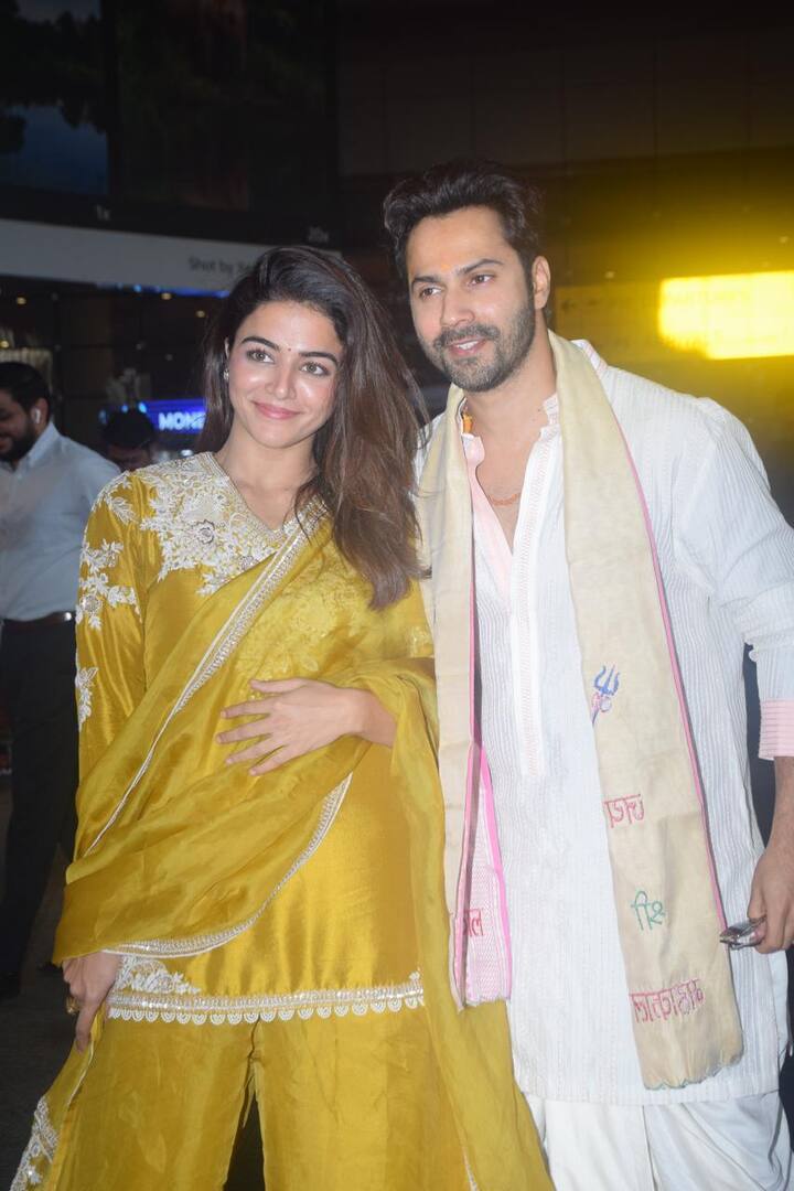 धोती-कुर्ते के साथ क्रीम कलर की शॉल डाले एक्टर काफी जच रहे थे. वरुण और वामिका ने एक साथ कैमरे को पोज भी दिए.