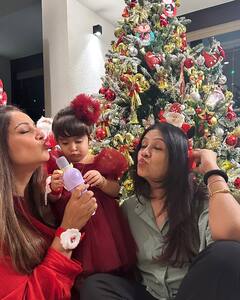 Bipasha Basu Christmas Celebration: बिपाशा बसु का क्रिसमस सेलिबेशन, पति करण संग दिए रोमांटिक पोज, बेटी देवी ने बनाया पाउट